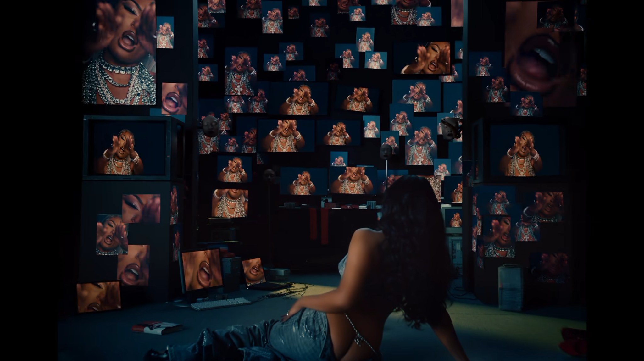 Cena do videoclipe Hiss com múltiplos monitores exibindo Megan Thee Stallion