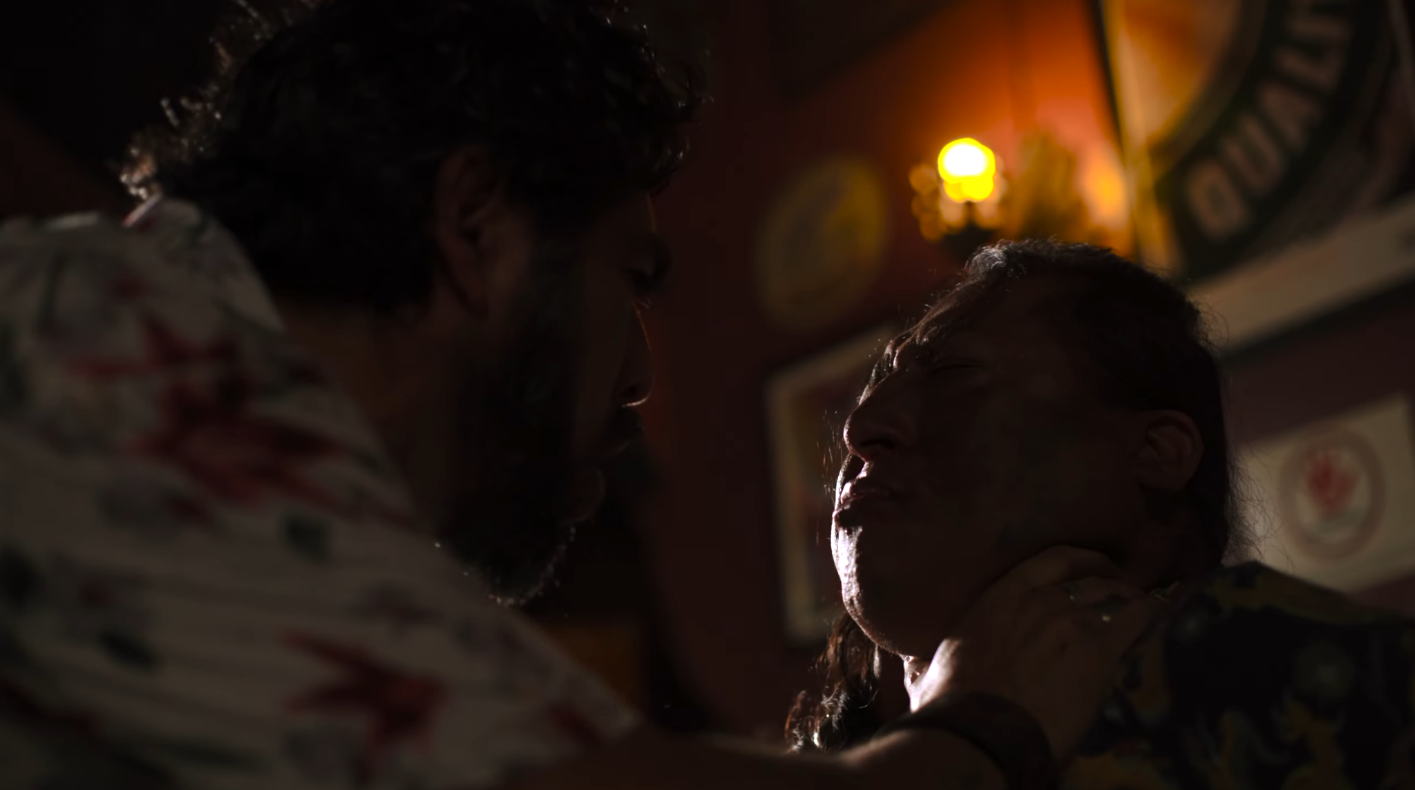 Cena dramática em ambiente escuro, fotograma de Narcos — Madrid